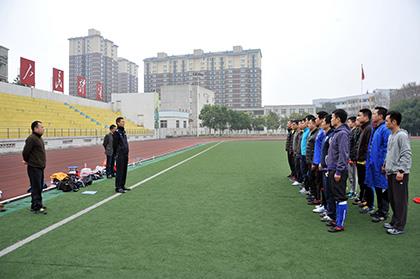 市局党委委员、政治部主任赵德军看望市局男子足球队队员并现场指导集训工作