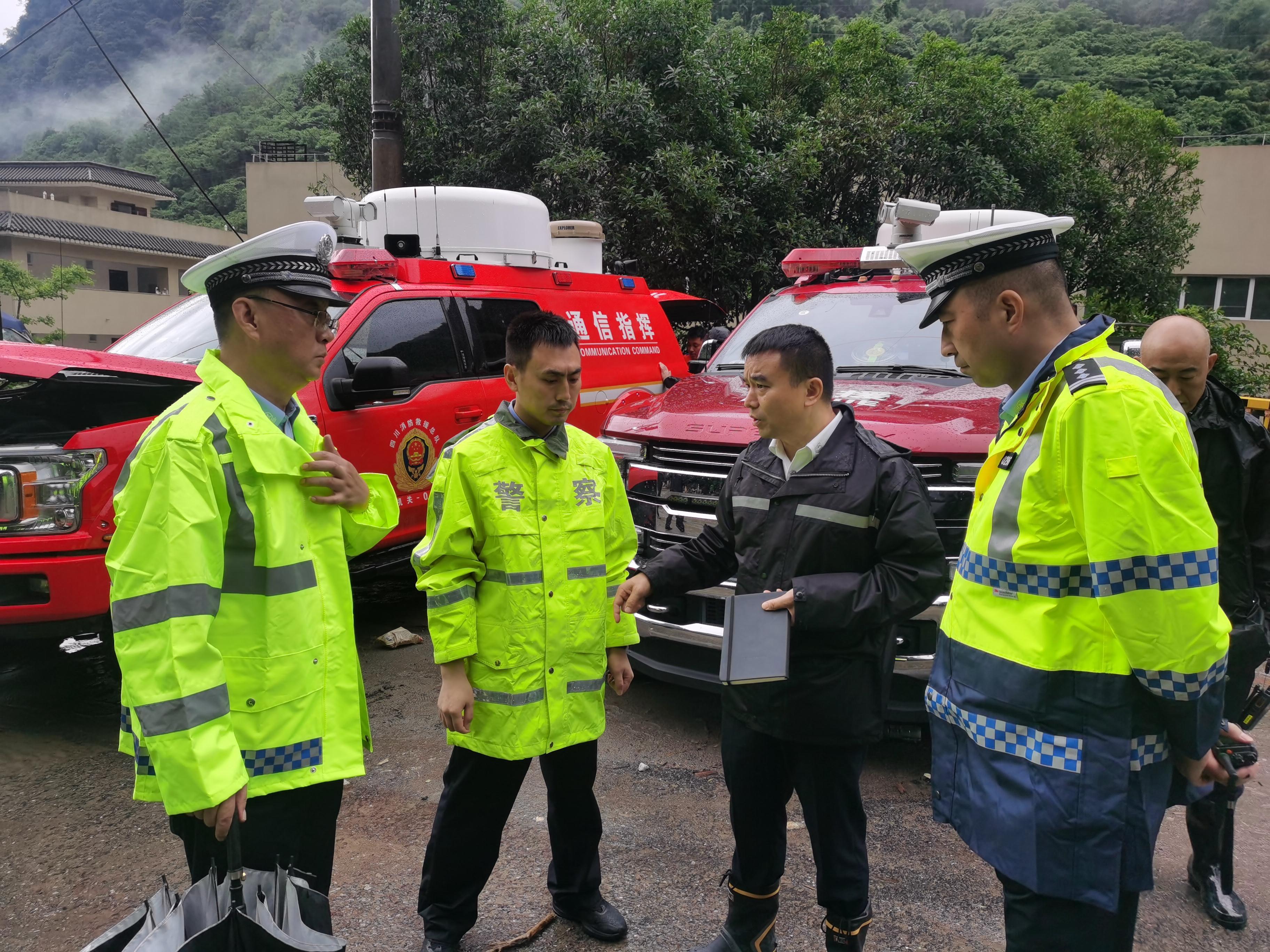 市县两级公安机关全力开展“7.12”抗洪抢险救援